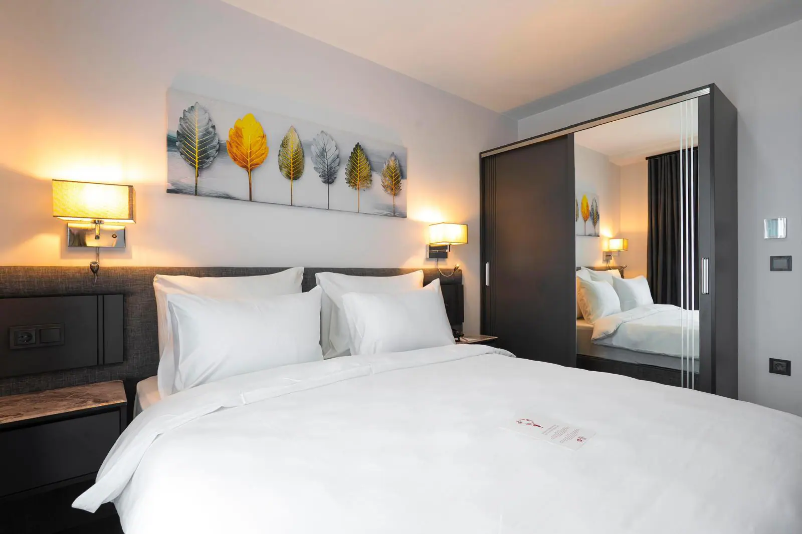 Best Western Plus Trabzon çift kişilik misafir odası; sıcak aydınlatma ve iç mekân detayları