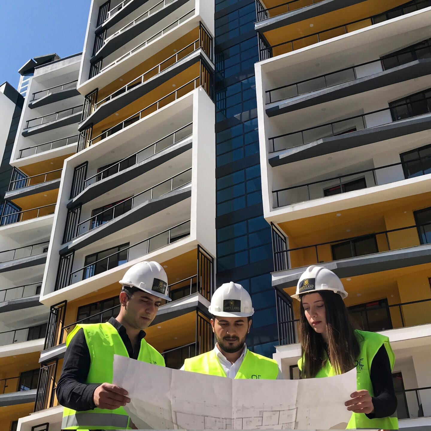 Loft Park Residence Trabzon konut projesi şantiye sahasında mühendislerin proje incelemesi - EÖÇ Mimarlık