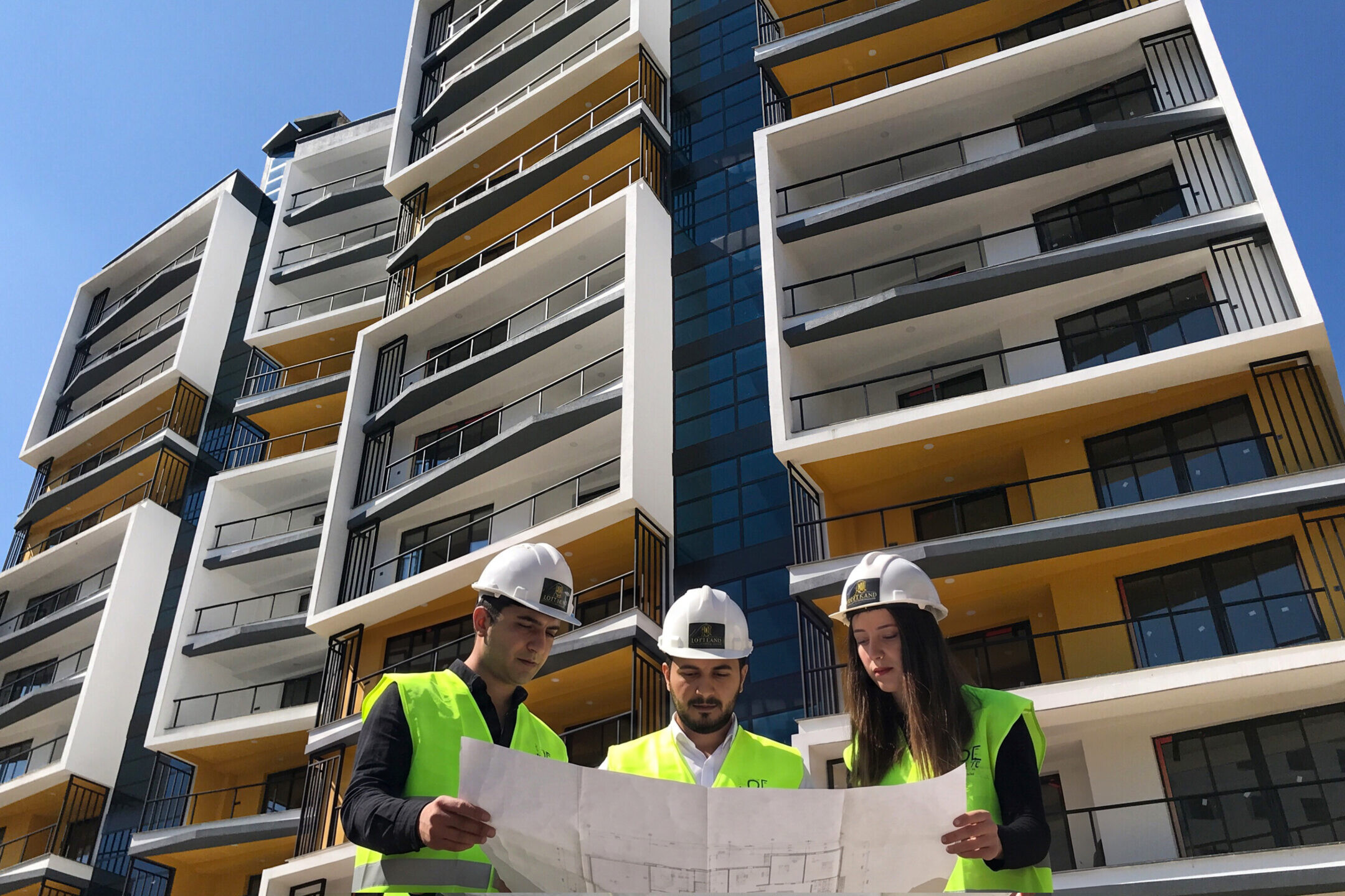 Loft Park Residence Trabzon konut projesi şantiye sahasında m&uuml;hendislerin proje incelemesi - E&Ouml;&Ccedil; Mimarlık