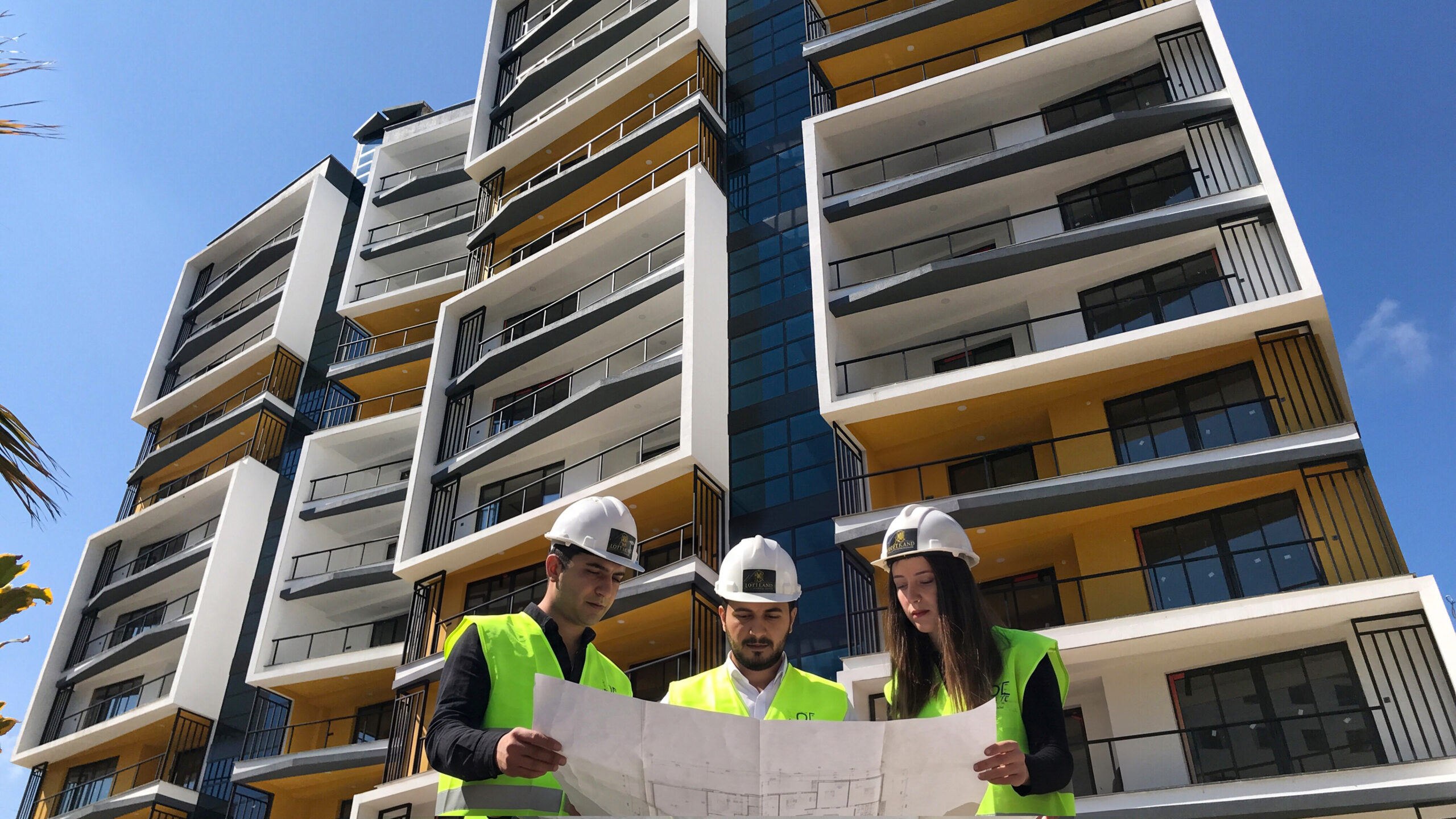 Loft Park Residence Trabzon konut projesi şantiye sahasında mühendislerin proje incelemesi - EÖÇ Mimarlık